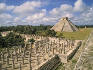 Kilátás az 1000 oszlop templomára Kukulcan piramisával